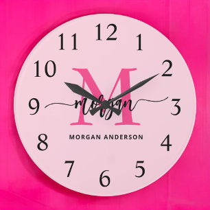 Grande Horloge Ronde Chaud rose moderne Script Girl Monogramme Nom