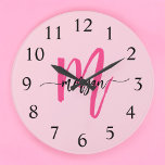 Grande Horloge Ronde Chaud rose moderne Script Girl Monogramme Nom<br><div class="desc">Faites une déclaration audacieuse dans votre espace avec notre Hot rose Modern Script Girly Monogramme Nom Large Horloge! Doté d'un design rose vif et personnalisé avec votre nom dans un élégant script moderne, cette horloge ajoute une touche élégante et personnelle à toutes les chambres. Parfait pour les chambres, les bureaux...</div>