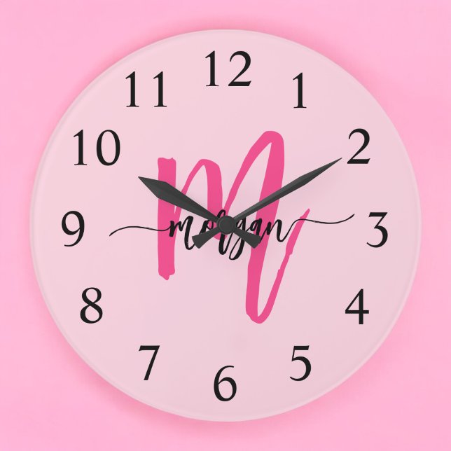 Grande Horloge Ronde Chaud rose moderne Script Girl Monogramme Nom (Créateur téléchargé)