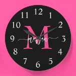 Grande Horloge Ronde Chaud rose noir moderne Script Girl Monogramme Nom<br><div class="desc">Faites une déclaration audacieuse dans votre espace avec notre Hot rose Modern Script Girly Monogramme Nom Large Horloge! Doté d'un design rose vif et personnalisé avec votre nom dans un élégant script moderne, cette horloge ajoute une touche élégante et personnelle à toutes les chambres. Parfait pour les chambres, les bureaux...</div>