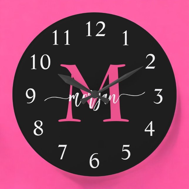 Grande Horloge Ronde Chaud rose noir moderne Script Girl Monogramme Nom (Créateur téléchargé)