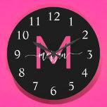 Grande Horloge Ronde Chaud rose noir moderne Script Girl Monogramme Nom<br><div class="desc">Faites une déclaration audacieuse dans votre espace avec notre Hot rose Modern Script Girly Monogramme Nom Large Horloge! Doté d'un design rose vif et personnalisé avec votre nom dans un élégant script moderne, cette horloge ajoute une touche élégante et personnelle à toutes les chambres. Parfait pour les chambres, les bureaux...</div>