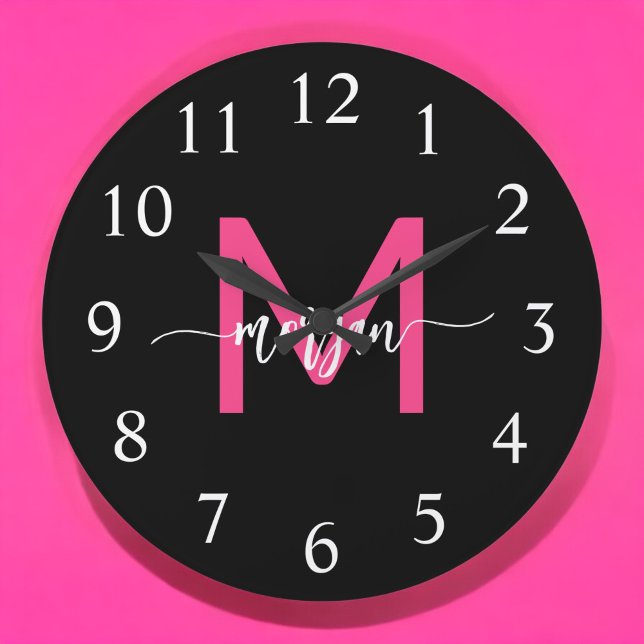 Grande Horloge Ronde Chaud rose noir moderne Script Girl Monogramme Nom (Créateur téléchargé)