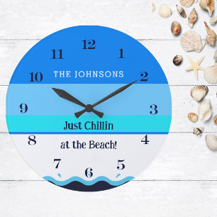 Grande Horloge Ronde Chic Blue Stripes Wave Nom de famille Beach House