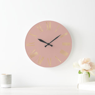 Grande Horloge Ronde Chiffres romains dorés élégants sur fond rose poud