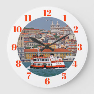 Grande Horloge Ronde Ciel de Lisbonne avec vieux ferry sur le fleuve Ta