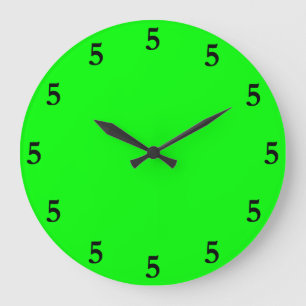 Grande Horloge Ronde Cinq heures noires quelque part sur fond vert citr