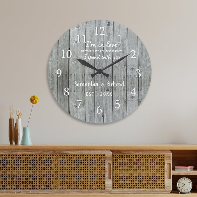 Grande Horloge Ronde Citation d'amour rustique en bois gris Mariage Ann (Rustic Gray Wood Love Quote Wedding Anniversary Large Clock)