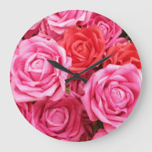 Grande Horloge Ronde Closeup Arrière - plan de Rose Rouge Artificielle