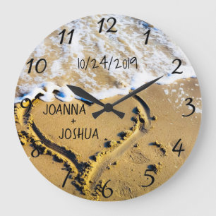 Grande Horloge Ronde Cœur dans la vue sur l'océan tropical de la plage 