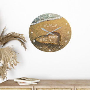 Grande Horloge Ronde Cœur dans le rivage bord de mer océan tropical vue