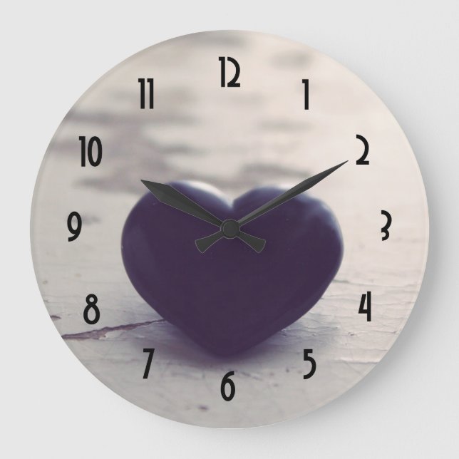 Grande Horloge Ronde Coeur de pierre violet à l'âme sur une plage de sa (Recto)