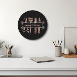 Grande Horloge Ronde Coiffeur Dresseur de cheveux Salon personnalisé<br><div class="desc">Cette conception peut être personnalisée en choisissant l'option personnaliser pour ajouter du texte ou apporter d'autres modifications. Si ce produit a la possibilité de transférer la conception à un autre article, s'il vous plaît assurez-vous d'ajuster la conception pour s'adapter si nécessaire. Contactez-moi à colorflowcreations@gmail.com si vous souhaitez avoir cette conception...</div>