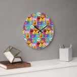 Grande Horloge Ronde Comic Livre coloré Nom personnalisé Pop Art<br><div class="desc">Un design de style pop art de bande dessinée coloré avec votre nom personnalisé. Un livre de bande dessinée mignon et amusant avec des couleurs vives et des mots et des dessins d'action super-héros. Un design idéal pour tous ceux qui aiment les designs de super héros, les bandes dessinées, les...</div>