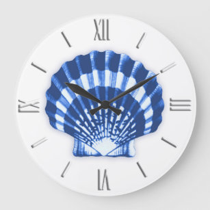 Grande Horloge Ronde Coquille de pétoncle - Bleu de marine sur un Arriè
