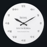 Grande Horloge Ronde Coréen Nombre Personnalisé Ville Pays Fuseau Horai<br><div class="desc">Cette horloge avec des numéros coréens peut être personnalisée pour montrer l'endroit, le pays et le fuseau horaire de votre choix. Idéal pour les entreprises qui communiquent avec différents fuseaux horaires ou celles qui ont des amis et des proches en Corée. Téléchargez une image arrière - plan de votre choix...</div>