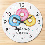 Grande Horloge Ronde Cuisine Donut personnalisée<br><div class="desc">Cette horloge ludique est décorée de trois beignets en bleu, rose et jaune sur un arrière - plan arrosé. Facilement personnalisable avec votre nom. Utilisez l'option Personnaliser supplémentaire pour modifier la taille, le style ou la couleur du texte si vous le souhaitez. Parce que nous créons notre propre oeuvre, vous...</div>