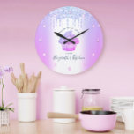 Grande Horloge Ronde Cupcake Boulangerie Pâtisserie Chef Purple Parties<br><div class="desc">Faites une impression élégante avec cette horloge murale de nom personnalisé, élégante, sophistiquée, simple et moderne. Un cupcake bleu rose brillant, violet, une typographie manuscrite et des gouttes de parties scintillant superposent un arrière - plan bleu foncé et violet faux champagne métallique. Personnalisez avec votre nom complet, votre entreprise ou...</div>