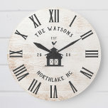 Grande Horloge Ronde Custom Rustic Modern<br><div class="desc">Nom de famille personnalisé, ville, état et année établi Rustic Modern Wall horloge dans un style de ferme branché avec cadran d'horloge romain, illustration de grange, et de bois blanc clair plank / shiplap fond design. Un cadeau idéal pour les jeunes mariés, les mariages ou les grands-parents, ou pour un...</div>