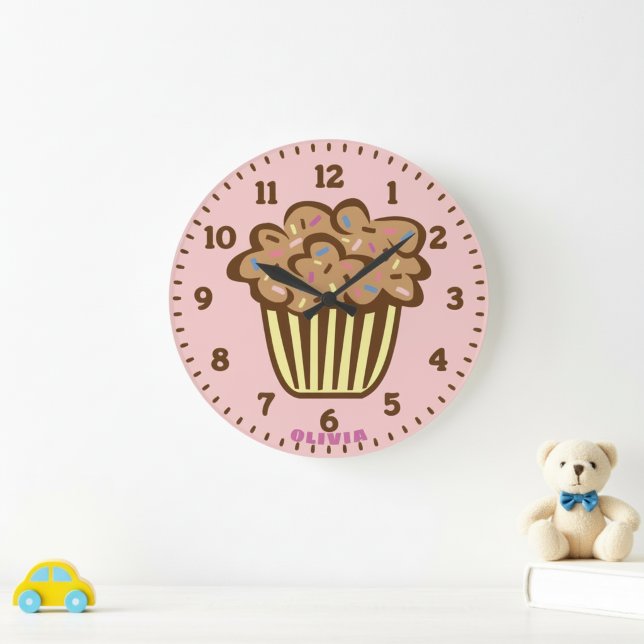 Grande Horloge Ronde Cute Cupcake with Custom Name Wall Clock (Cupcake wall clock with custom name.)