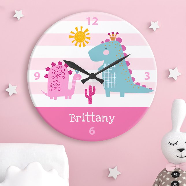 Grande Horloge Ronde Cute Kawaii Dinosaur Girl Rose Nursery Nom personn (Créateur téléchargé)