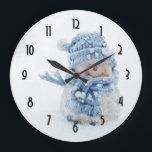 Grande Horloge Ronde Cute Snowman au photographe de Christmas<br><div class="desc">Clock Illustrated with a cute photograph of a little snowman. Le Standing Outside dans l'Hiver,  sans compter que tout va bien. This cute little guy is dressed up in blue knitted outdoor clothing. Some white/gray bokeh flare in the background.</div>