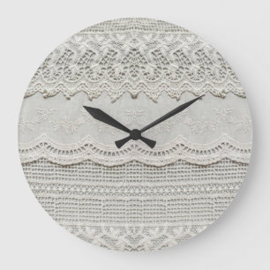 Grande Horloge Ronde Dentelle blanche subtile, gros plan textile.