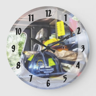 Grande Horloge Ronde Deux casques de pompiers à l'intérieur du camion-p