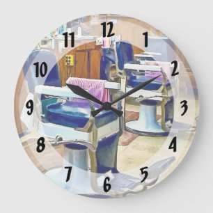 Grande Horloge Ronde Deux fauteuils de coiffeur avec capes de coiffeur