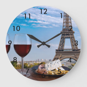 Grande Horloge Ronde Deux verres de vin en café à Paris