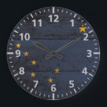 Grande Horloge Ronde drapeau de l'État de l'Alaska sur le vieux grain d<br><div class="desc">N'hésitez pas à modifier le design selon vos préférences. Vous pouvez modifier l'emplacement de conception, l'orientation, les couleurs et la taille des arrière - plans. De plus, vous pouvez ajouter votre propre texte, ou slogan définir sa police, son emplacement et sa taille, le tout afin de créer le cadeau personnel...</div>