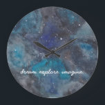Grande Horloge Ronde Dream Explorez Imagine Inspirational Galaxy Space<br><div class="desc">Inspirer l'espace ou les passionnés de science dans votre vie avec cette horloge thématique de l'espace avec une galaxie peinte à la main remplie d'étoiles et de planètes. Avec les mots "rêve",  "explorer" et "imaginer". Le texte est entièrement personnalisable. Une partie d'une collection de studios de colis.</div>