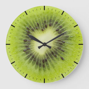 Grande Horloge Ronde Du kiwi frais. Closeuse à tranche ronde isolée