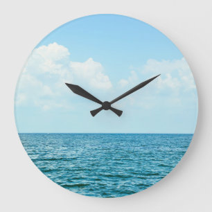 Grande Horloge Ronde Eau Océanique, Ciel bleu clair.