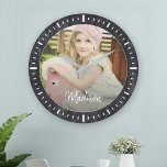 Grande Horloge Ronde Élégant bois rustique Nom personnalisé Photo<br><div class="desc">Perfect keepsake poison pour grandparents ! This rustic modern wall clock fea favorite photo along with your personalized name on a black wood panel backdrop.</div>