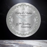 Grande Horloge Ronde Elegant Heart Diamonds<br><div class="desc">Une élégance opulente encadre ce 10ème anniversaire mariage dans un design diamant à échalotes unique avec un diamant central à goutte d'eau avec des éclaboussures imbriquées sur un dégradé de couleur étain. Design original par Holiday Hearts Designs (droits réservés). Veuillez noter que tous les embellissements sont imprimés et ne sont...</div>