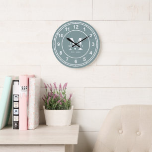 Grande Horloge Ronde Élégant Monogramme Sage Vert Personnalisé Nom de f