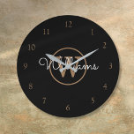 Grande Horloge Ronde Élégant Noir Monogramme Or Nom du script<br><div class="desc">Horloge murale classique en monogramme noir et or. Vous pouvez personnaliser le nom,  monogramme et customiser la police et les couleurs pour créer votre propre design unique. Conçu par Thisisnotme©</div>