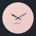 Grande Horloge Ronde Elégant nom de script rose pâle<br><div class="desc">Horloge murale moderne avec un design rose vif et un script noir écrit à la main. Personnalisez avec votre nom.</div>