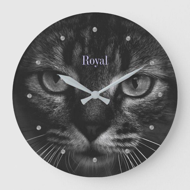 Grande Horloge Ronde Elegant tabby cat on silver grey shades (Recto)