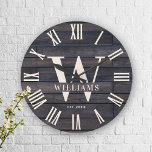 Grande Horloge Ronde Enseigne rustique personnalisée avec monogramme de<br><div class="desc">Horloge murale personnalisée avec nom de famille, monogramme et année de création, dans un style fermier moderne tendance avec cadran à chiffres romains et fond en planches de bois brun foncé / design shiplap. Cadeau idéal pour les jeunes mariés, cadeau de mariage ou de pendaison de crémaillère ou pour les...</div>