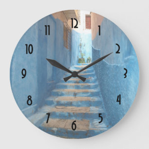 Grande Horloge Ronde Escalier bleu étroit au Maroc
