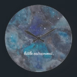 Grande Horloge Ronde Espace petit astronaute<br><div class="desc">Inspirer l'espace ou les passionnés de science dans votre vie avec cette horloge thématique de l'espace avec une galaxie peinte à la main remplie d'étoiles et de planètes. Avec les mots "petit astronaute". Le texte est entièrement personnalisable. Une partie d'une collection de studios de colis.</div>