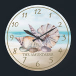 Grande Horloge Ronde Etanchéité nautique<br><div class="desc">Ajoutez une ambiance relaxante sur la côte ou sur l'île à votre maison avec cette horloge murale nautique avec une aquarelle représentant l'océan et la plage de sable blanc avec des coquillages. Personnalisez-le facilement avec votre propre texte souhaité (ou si vous préférez,  vous pouvez supprimer le texte).</div>