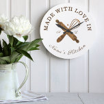 Grande Horloge Ronde Fabriqué avec amour dans la cuisine de Nana Whisk<br><div class="desc">Design simple, propre et de style minimaliste de boulangerie avec "fait avec amour dans la cuisine de Nana's Kitchen. Les boulangeries naturelles Faux à grains de bois roulants et la conception de whiskies se croisent et sont placées au centre de l'horloge. Customiser avec des initiales monographiques. Un cadeau parfait pour...</div>