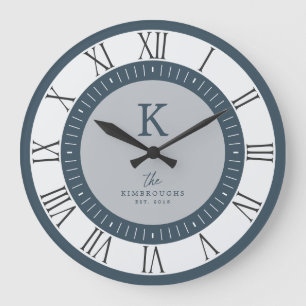 Grande Horloge Ronde Famille Monogramme Gris Bleu Poussiéreux Élégant M