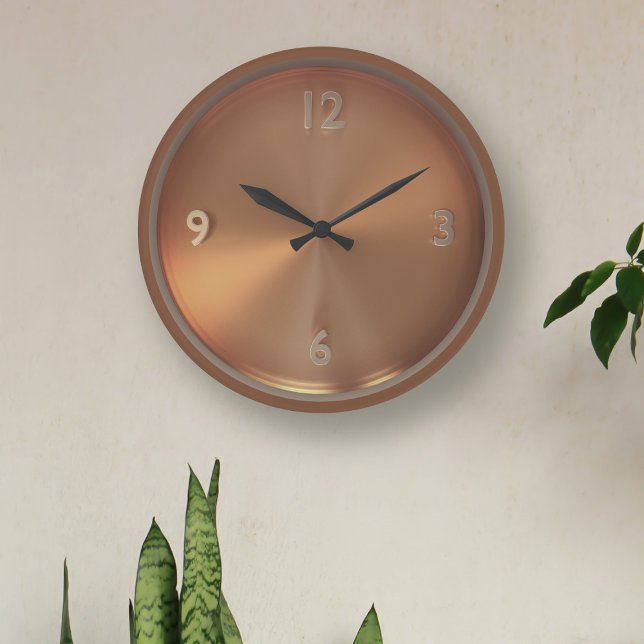 Grande Horloge Ronde Faux Cuivre Métal Apparence Brûlé Orange Chute (A stylish burnt orange faux copper clock that will add a touch of elegance to your decor)