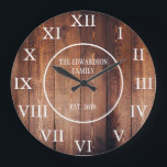 Grande Horloge Ronde Ferme en bois foncée vintage rustique de nom de<br><div class="desc">Cru rustique,  horloge murale en bois de grange foncée avec de grands nombres romains.
Vous pouvez personnaliser et ajouter votre propres nom et année établis.</div>