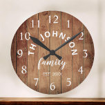 Grande Horloge Ronde Ferme rustique de nom de famille fait sur commande<br><div class="desc">L'horloge murale en bois brune de style de maison de ferme est parfaite pour votre cuisine de ferme de pays. Customisez avec votre nom de famille et année établie pour un anniversaire ou un cadeau unique et personnalisé de Noël.</div>