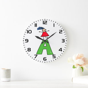 Grande Horloge Ronde Fille dansant sur la lettre verte A Alphabet amusa